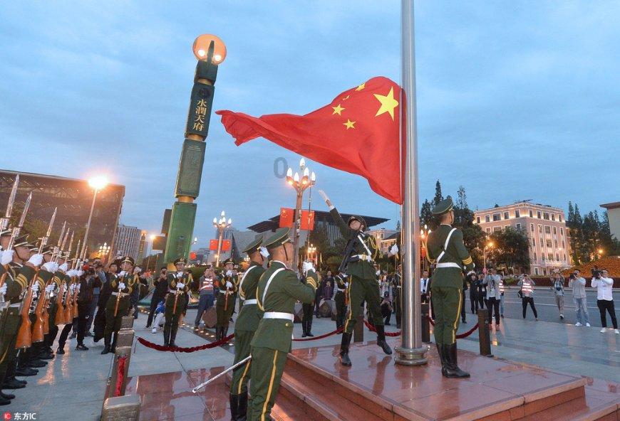 游客欢乐背后，一群人在默默守护